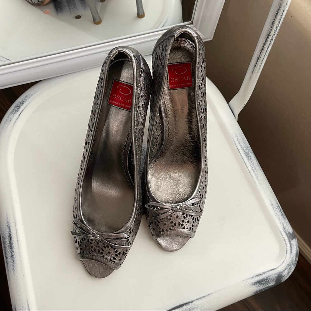 Oscar De La Renta Silver peep toe high heels metallic leather cutouts 8.5
